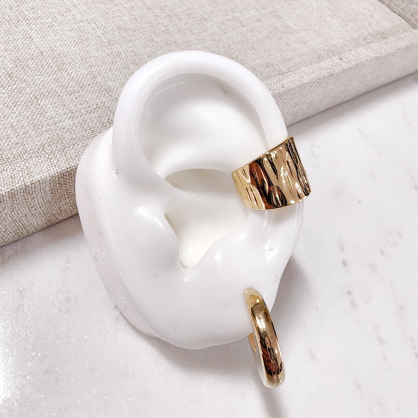 Ear Cuff Chunky Textura Rayada, Chapa Oro
