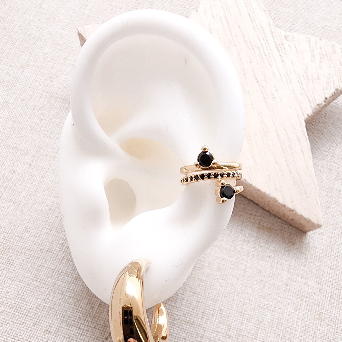 Ear Cuff Dos Zirconias y Línea de Zirconias Color Negro, Chapa de Oro