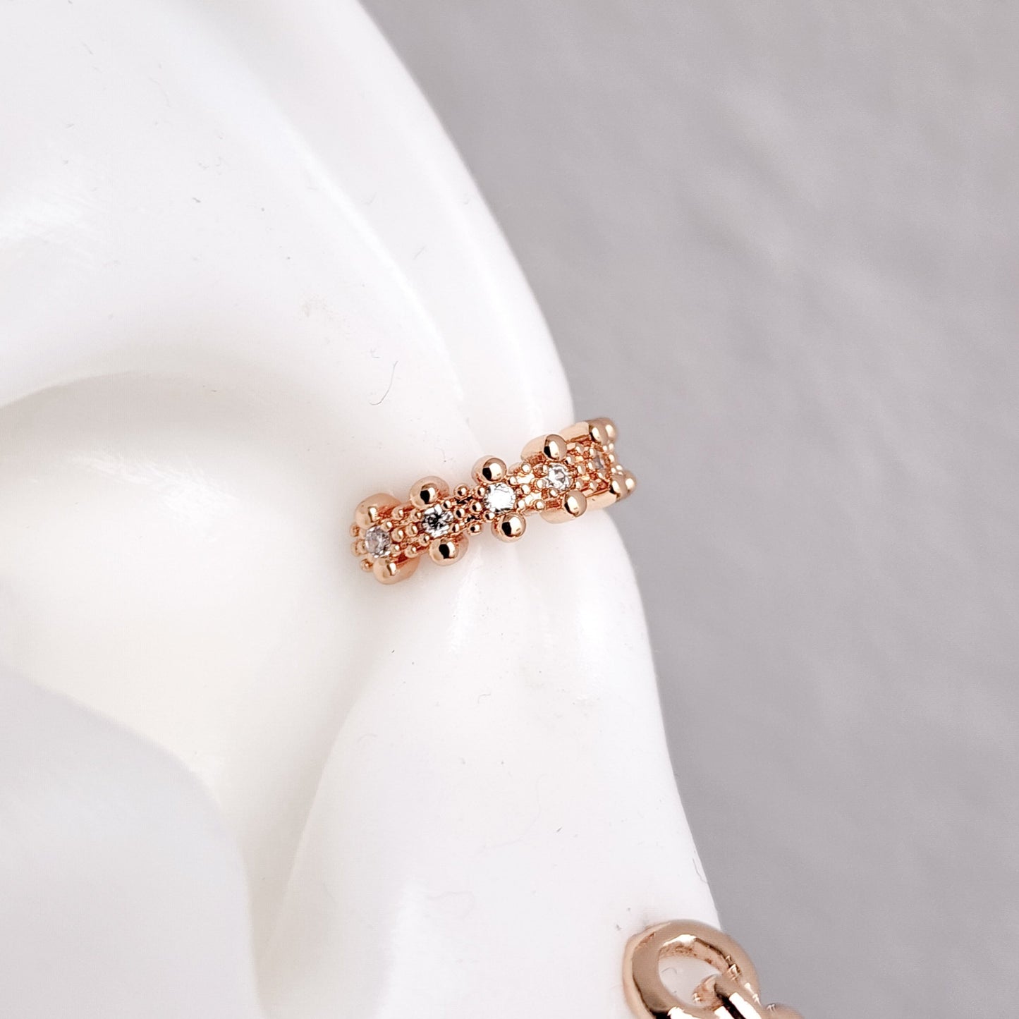 Ear Cuff Con Zirconias y Textura de Puntitos, Chapa de Oro Rosa