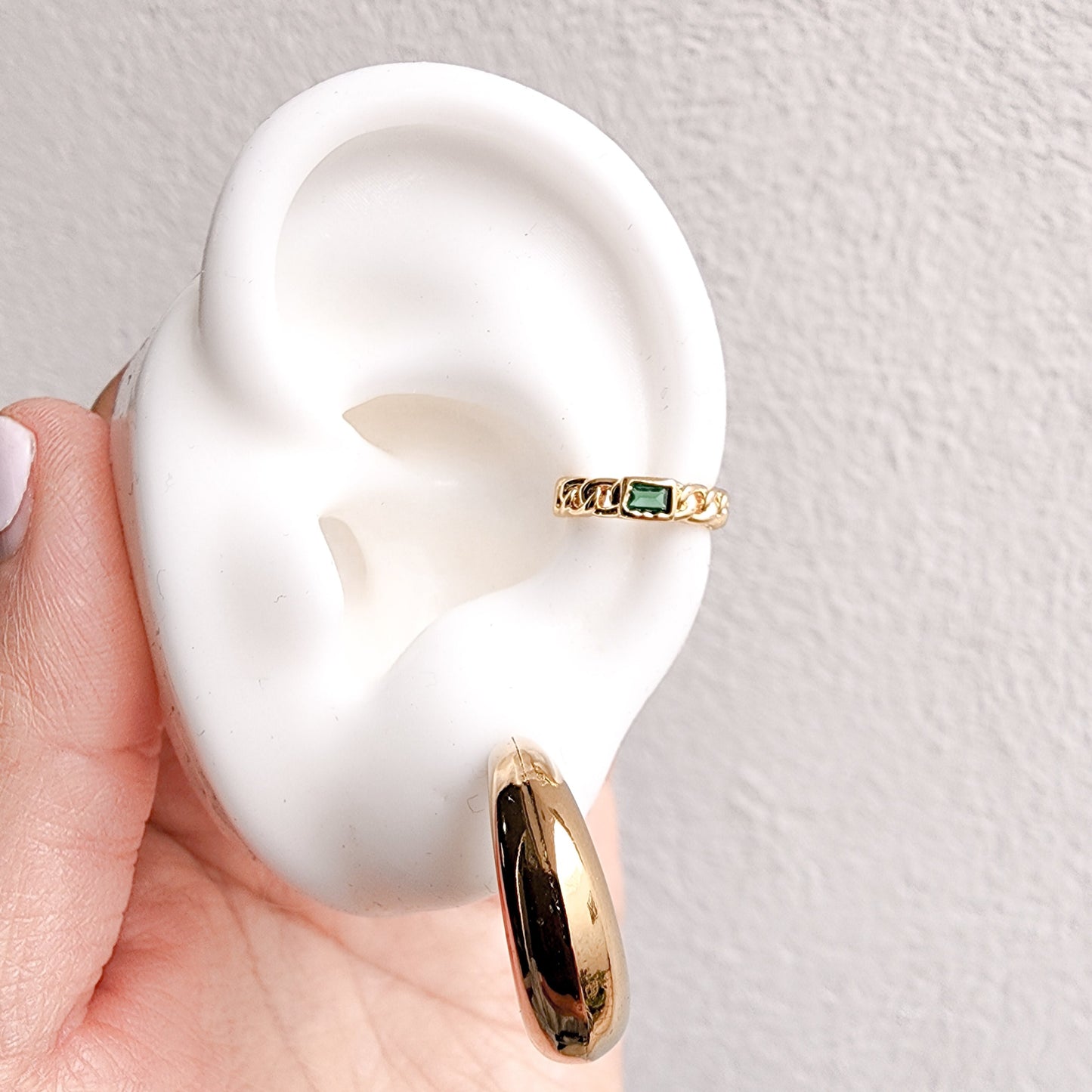 Ear Cuff con Zirconia Verde en Textura de Cadena Barbada, Chapa de Oro