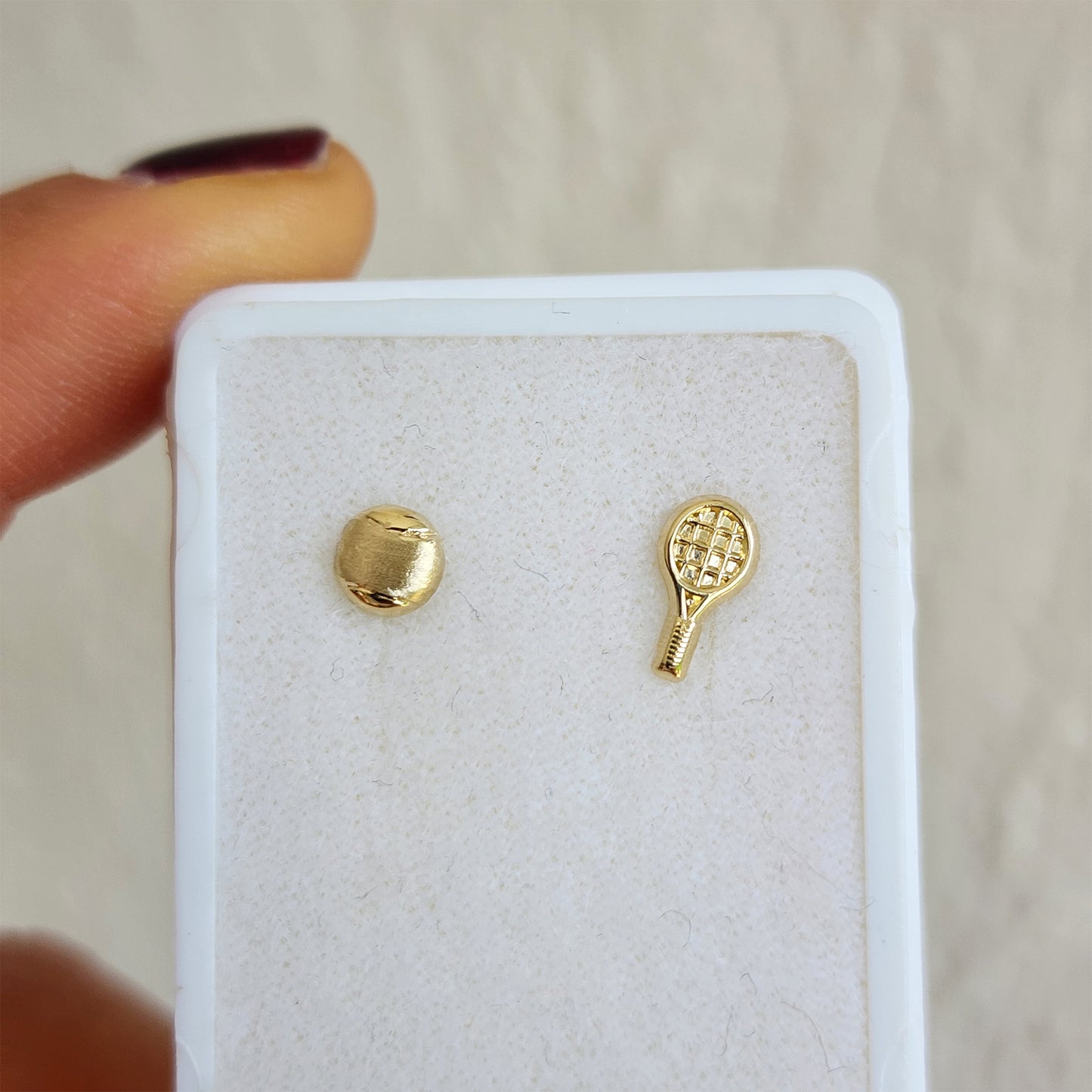 Set de Aretes de Oro 10K – Incluye Par Asimétrico de Tenis con Pelota y Par Simétrico de Zirconias