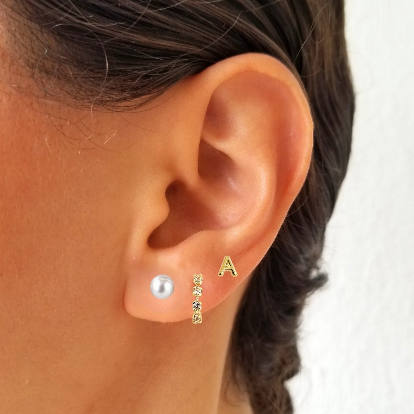 Set de aretes en Oro 10k Perla, Huggie con Zirconias e Inicial Letra Lisa a Elegir
