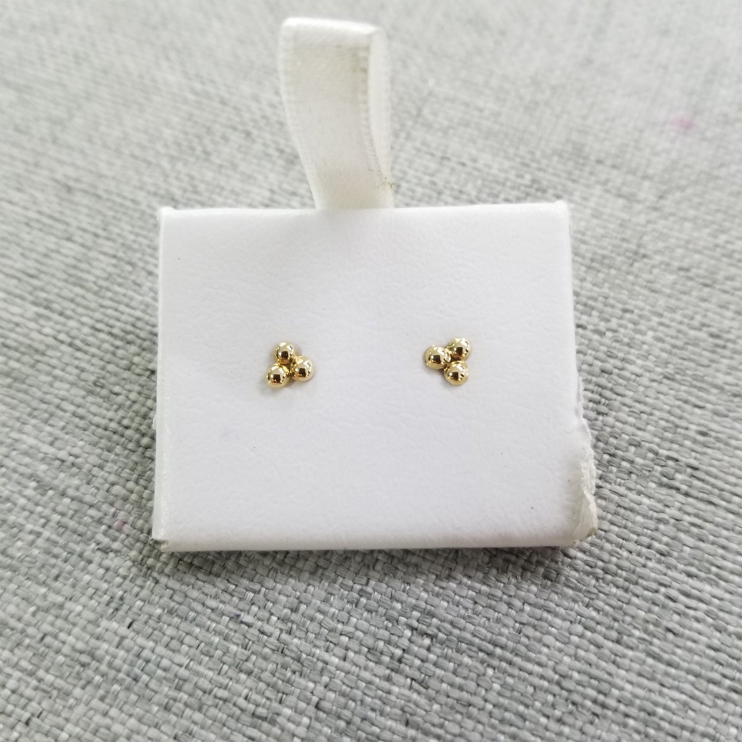Aretes Mini Tres Puntos Trébol Liso, Oro 10k Tipo Broquel