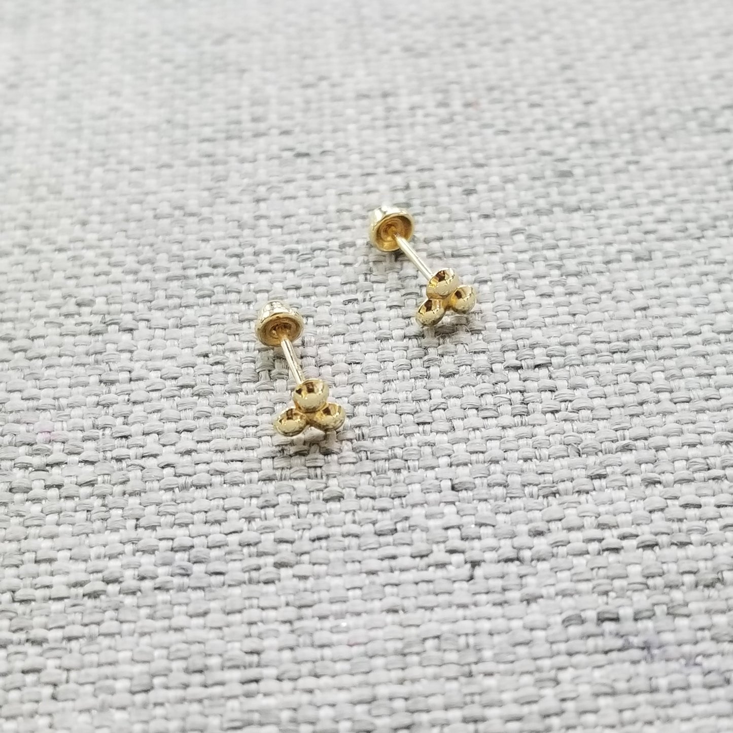 Aretes Mini Tres Puntos Trébol Liso, Oro 10k Tipo Broquel