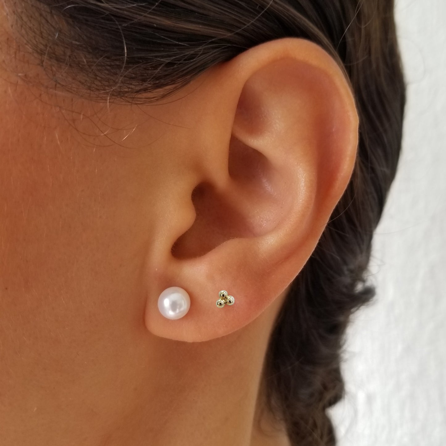 Aretes Mini Tres Puntos Trébol Liso, Oro 10k Tipo Broquel