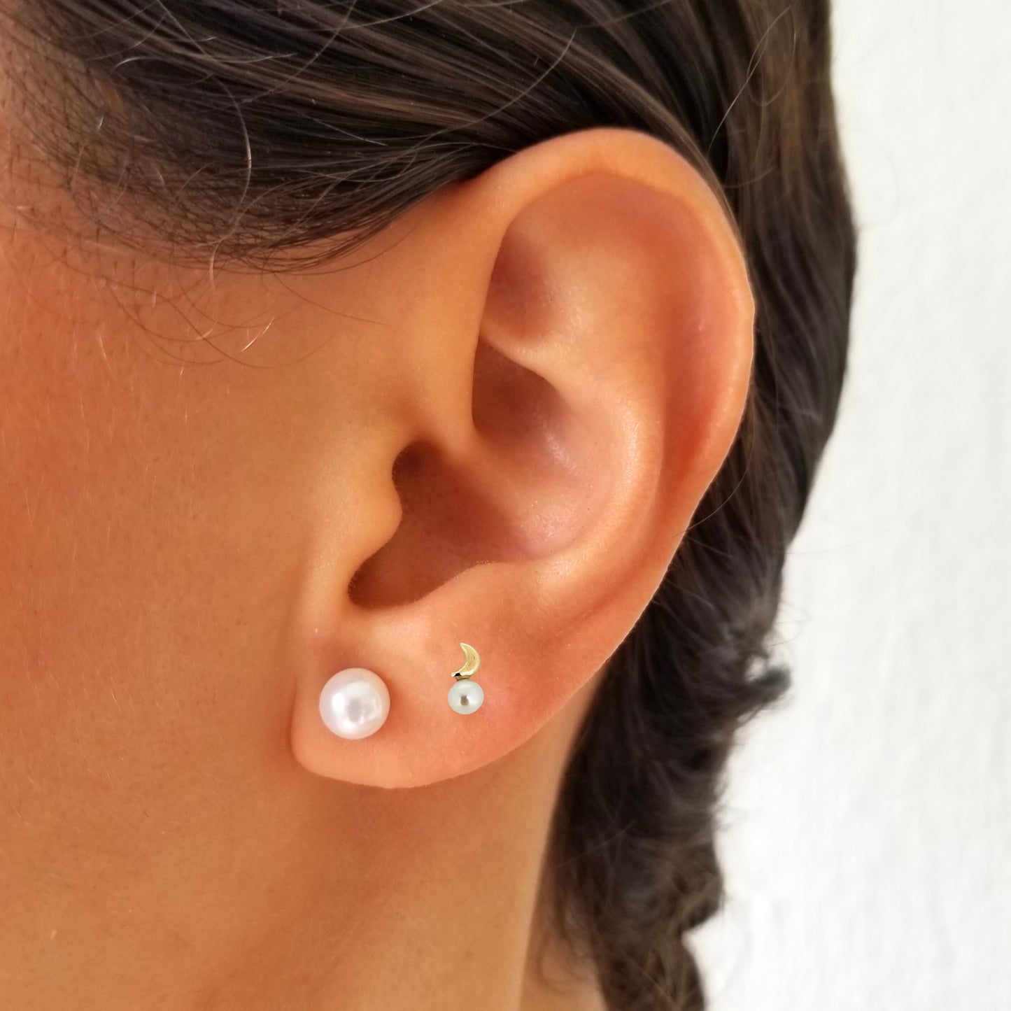 Aretes Luna Tapón con Perla, Tipo Broquel, Oro 10k