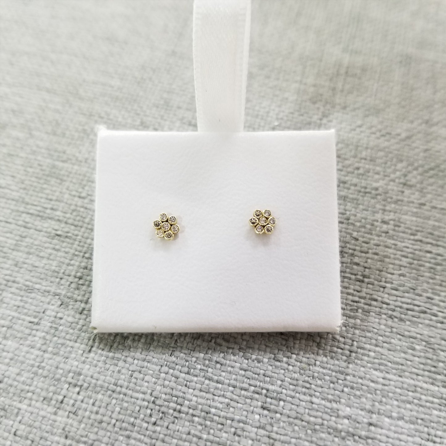 Aretes Flor de Zirconias Bisel Oro 10k, Tipo broquel