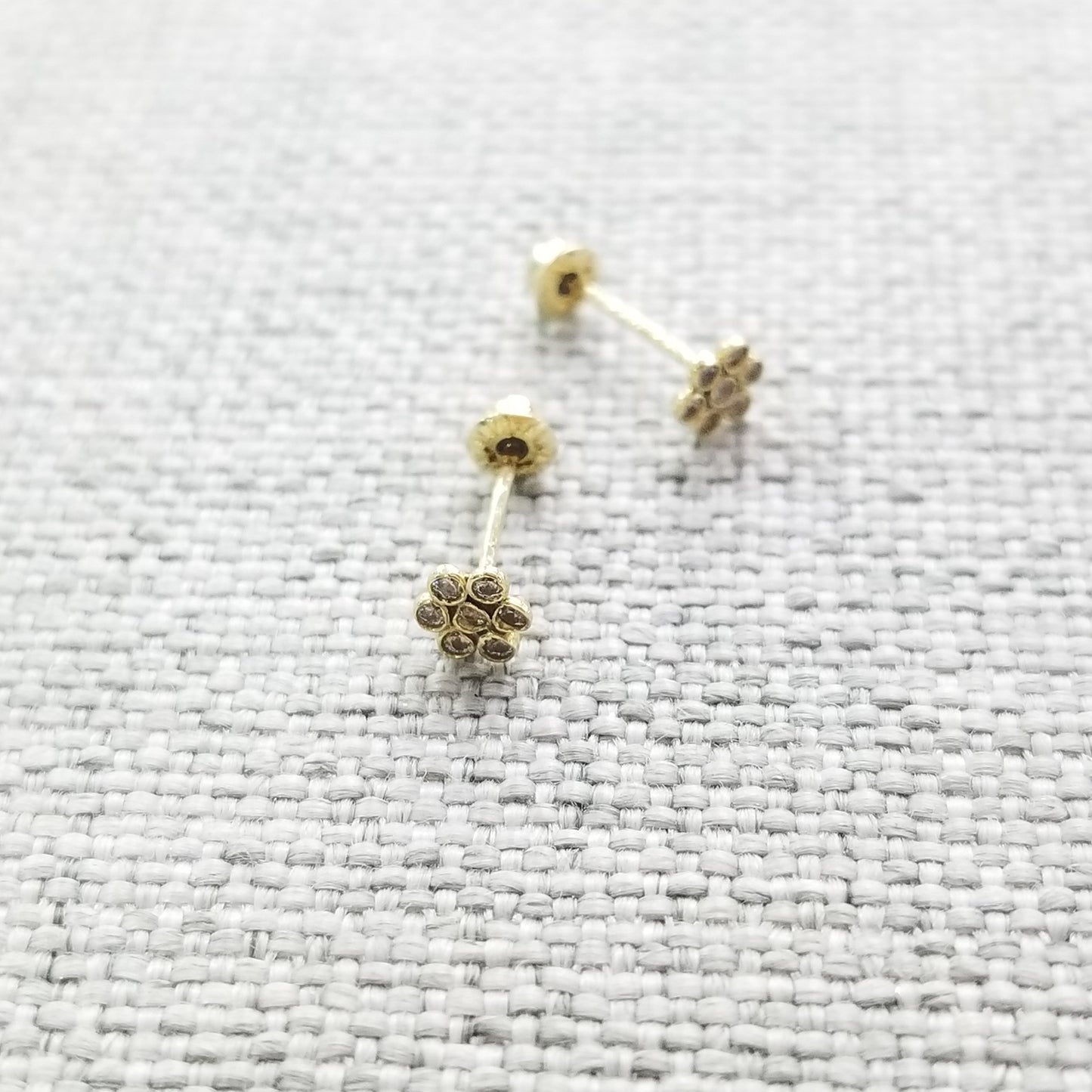 Aretes Flor de Zirconias Bisel Oro 10k, Tipo broquel