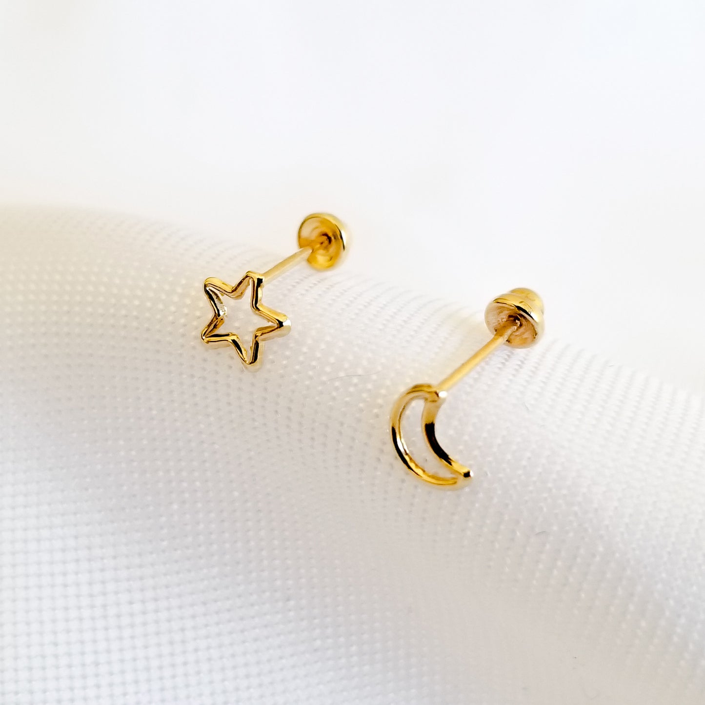 Broquel Luna y Estrella Silueta, Oro 10k (Par de Aretes)