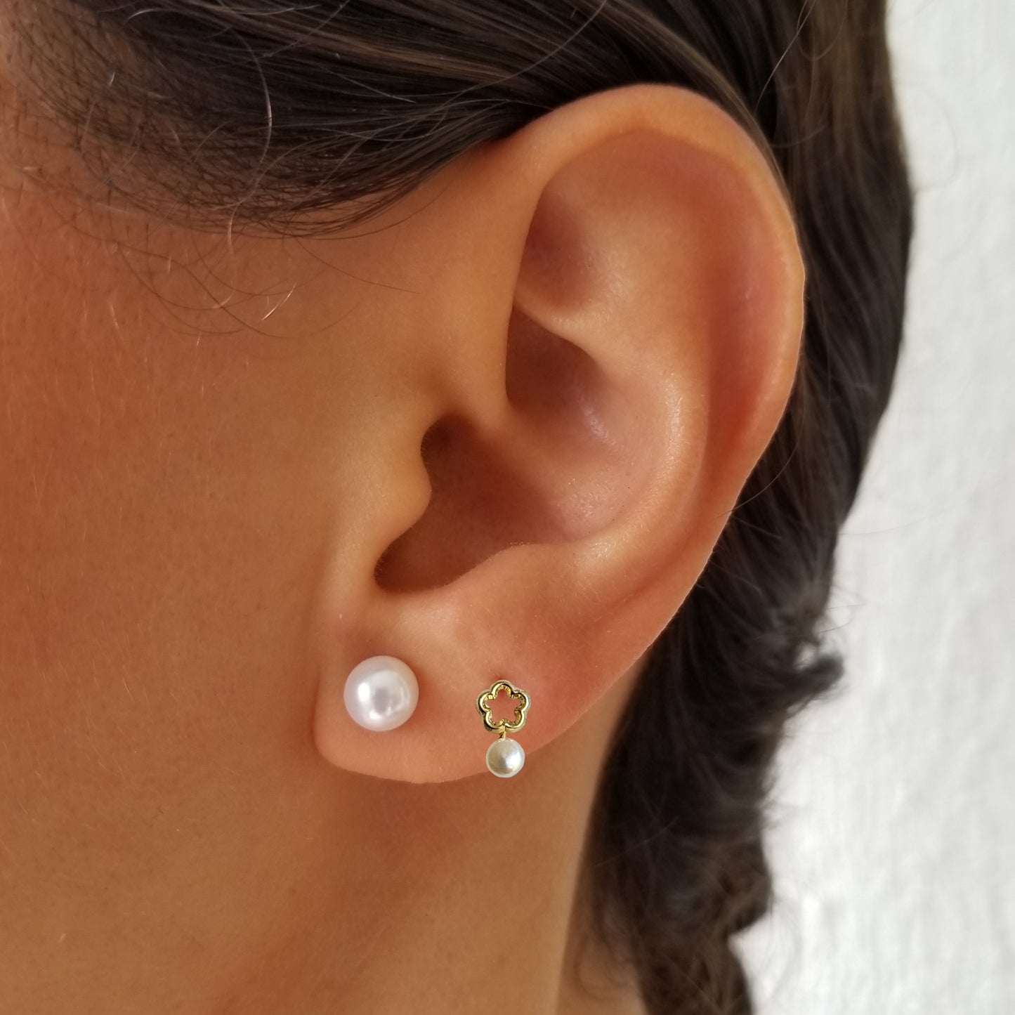 Aretes Flor Silueta Perla Mini, Oro 10K Tipo Broquel