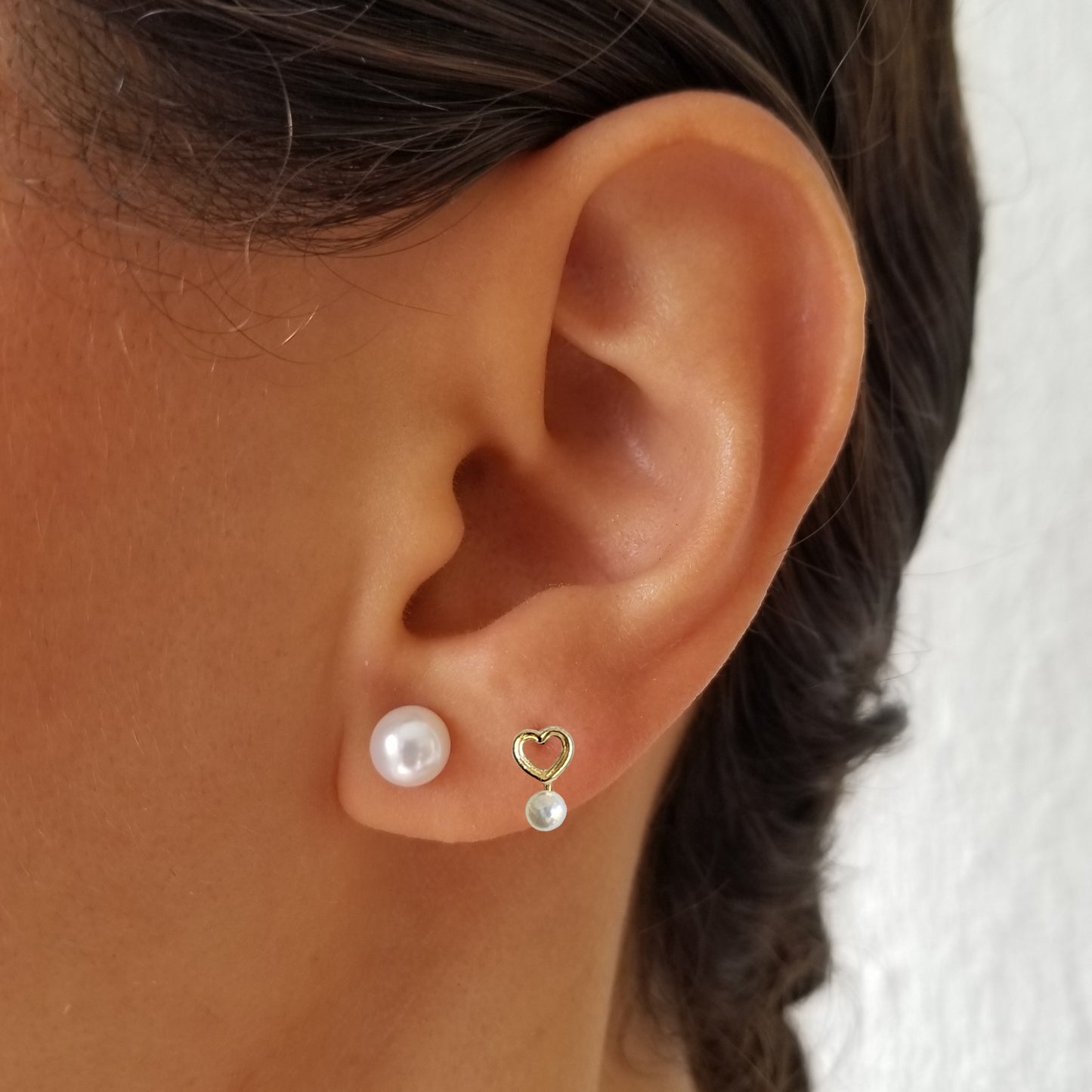 Aretes Corazón Silueta y Perla Mini, Oro 10K Tipo Broquel