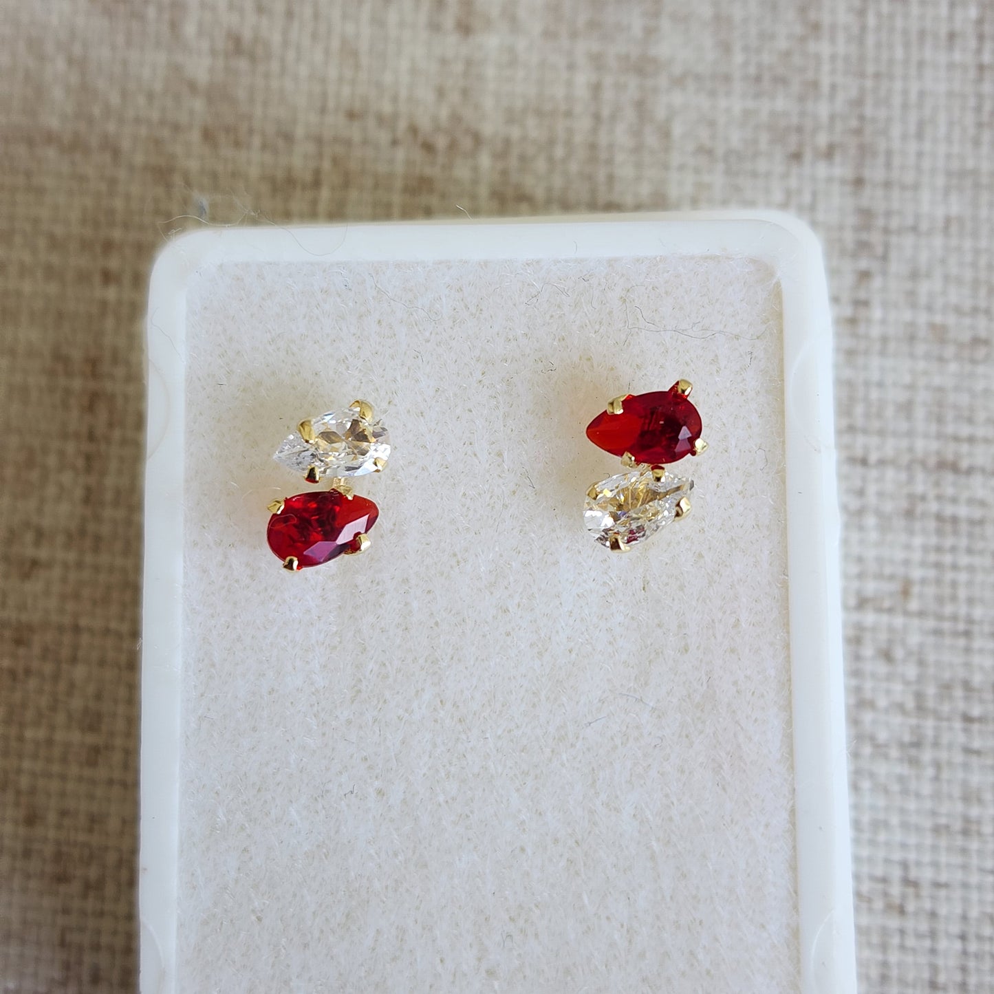 Aretes 2 Zirconias Gota Con Rojo, Oro 10k Tipo Broquel