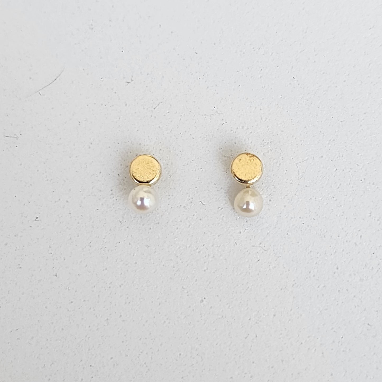 Aretes Círculo Botón y Perla Mini, Oro 10K Tipo Broquel