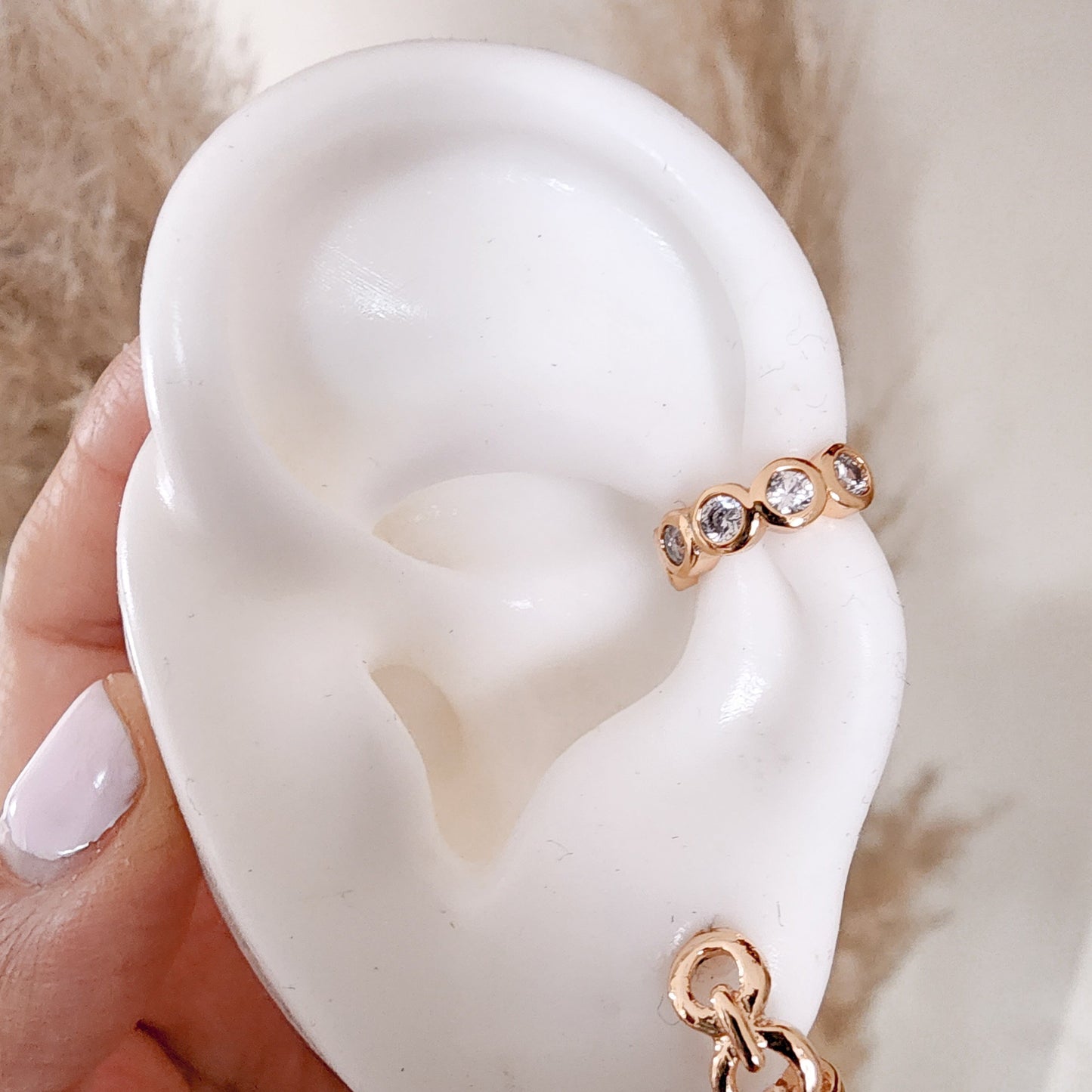 Ear Cuff Con Cinco Zirconias Redondas Biseladas, Chapa de Oro Rosa