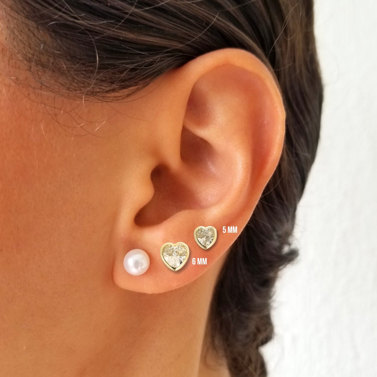 Aretes Oro 10K Broquel Corazón Zirconia Blanco 6 mm o 5 mm a elegir