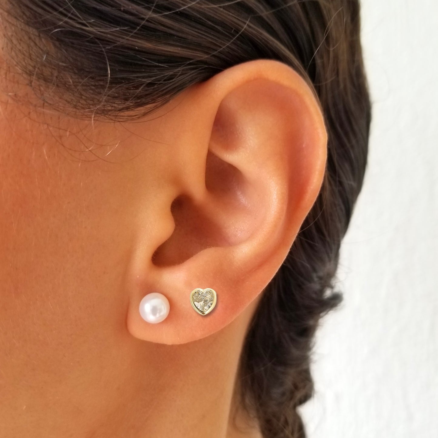 Aretes Oro 10K Broquel Corazón Zirconia Blanco 6 mm o 5 mm a elegir