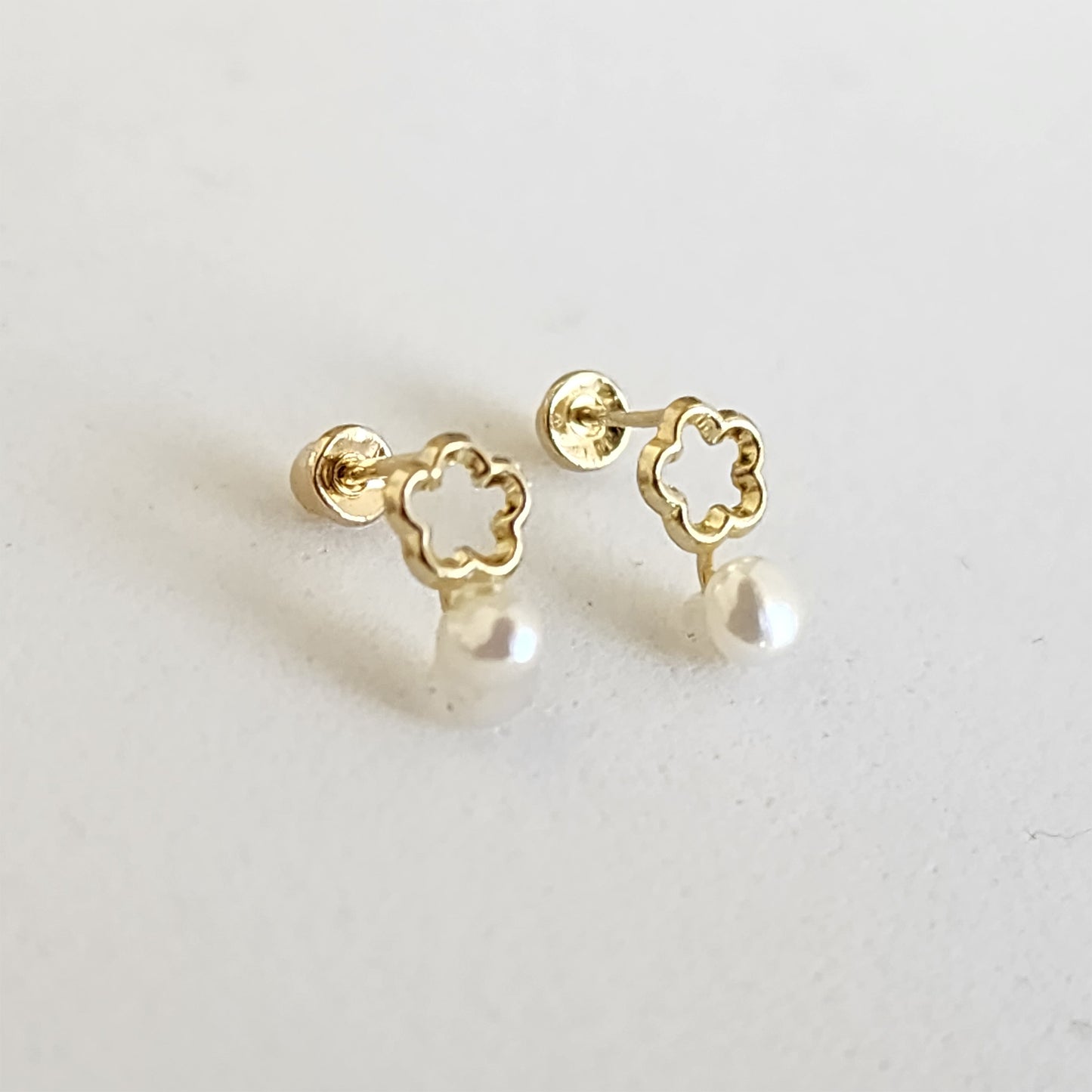 Aretes Flor Silueta Perla Mini, Oro 10K Tipo Broquel