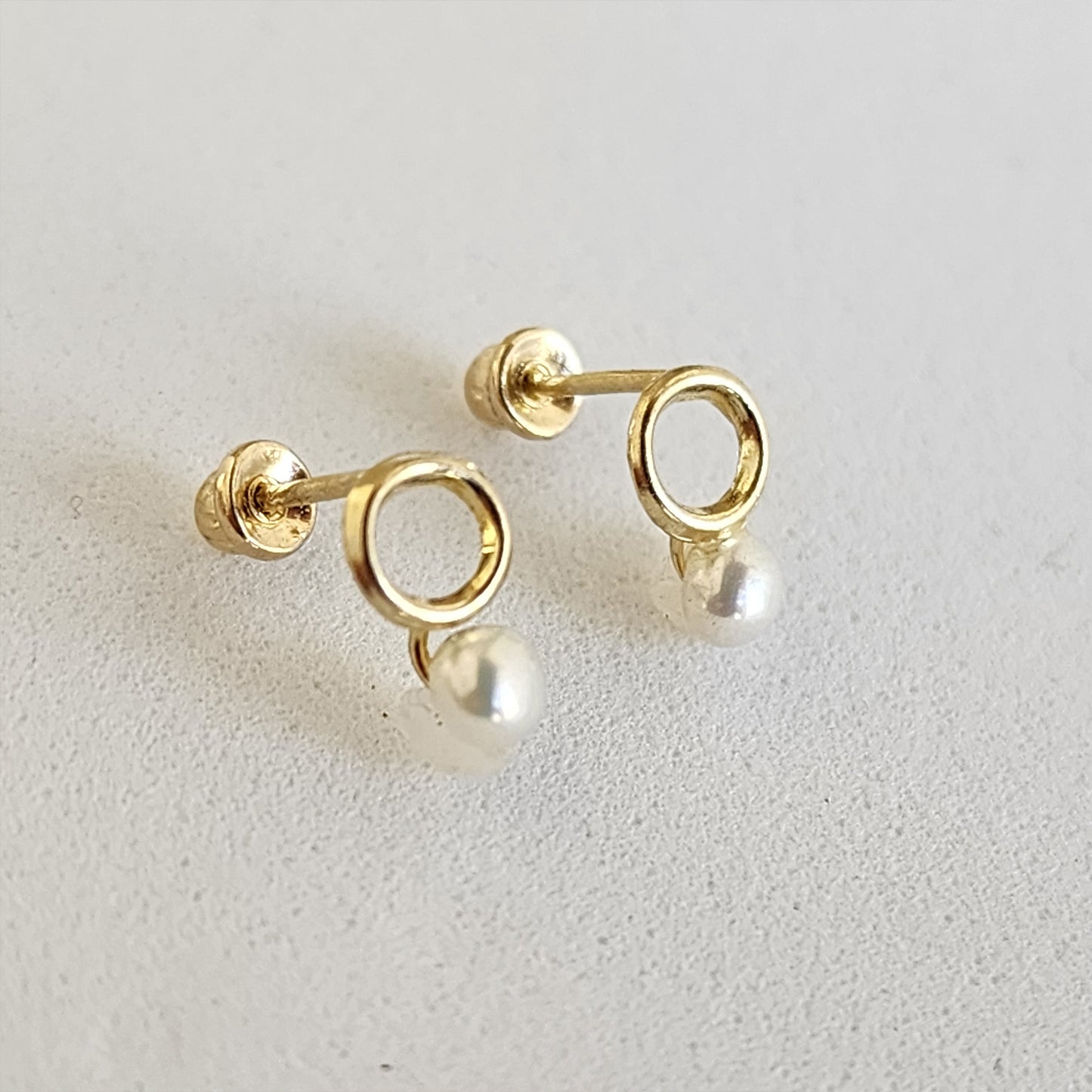 Aretes Círculo Silueta y Perla Mini, Oro 10K Tipo Broquel