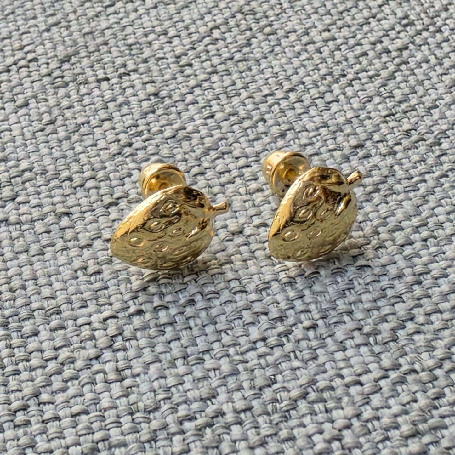 Aretes Oro 10K Broquel Fresa Dorada