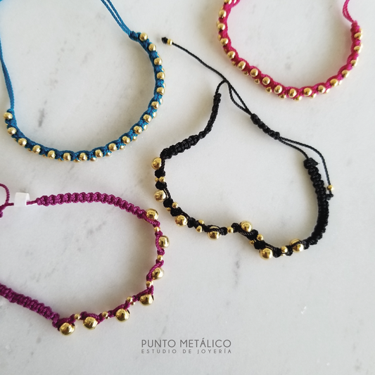 Pulsera macrame cuentas doradas