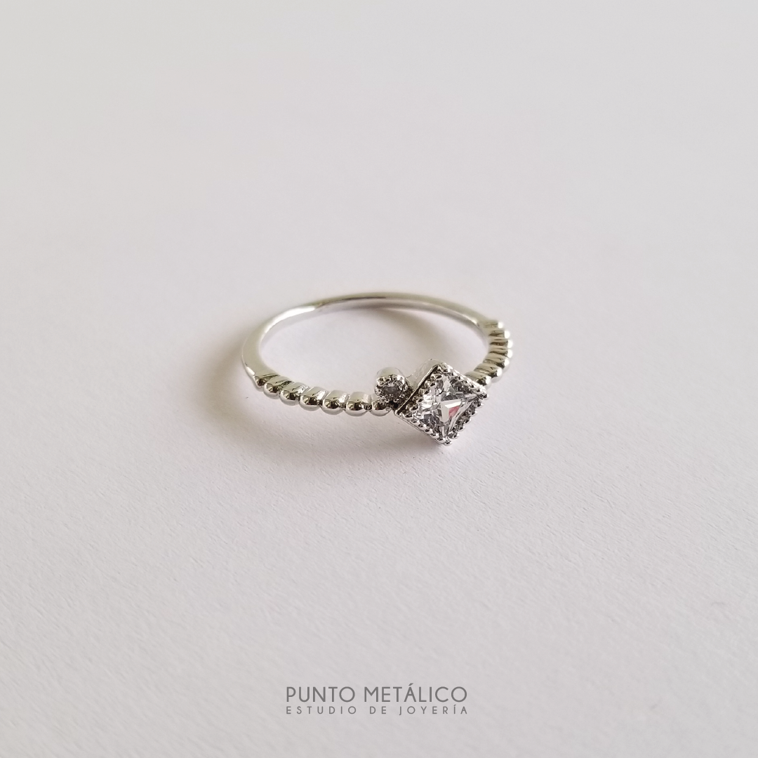 Anillo rombo y punto